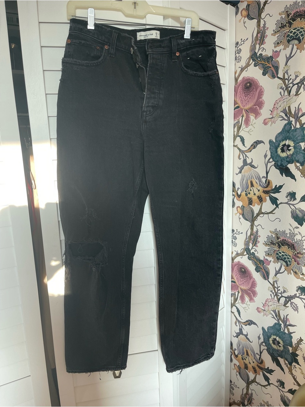 Abercrombie & Fitch Black Straight Ripped Women’s Jeans